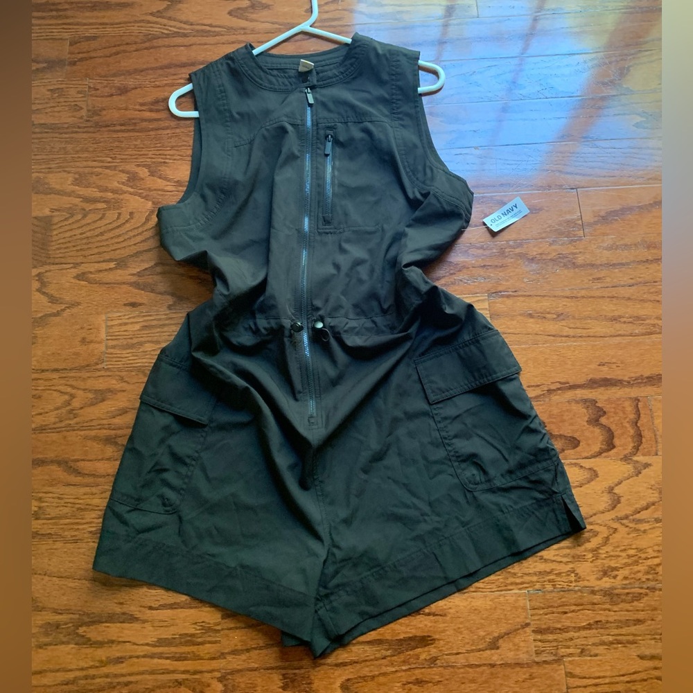 Old Navy Women's Size L StretchTech Sleeveless Zip-Front Cargo Romper NWT